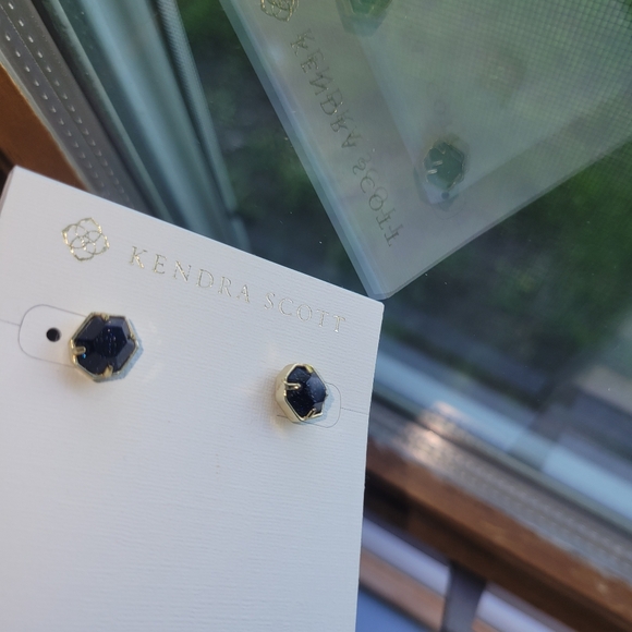 Barely worn Kendra Scott studs - Picture 5 of 5
